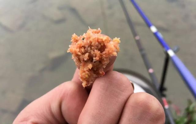 钓小鱼用什么饵料，探索小鱼最爱的诱饵：如何选择和制作高效钓饵？缩略图